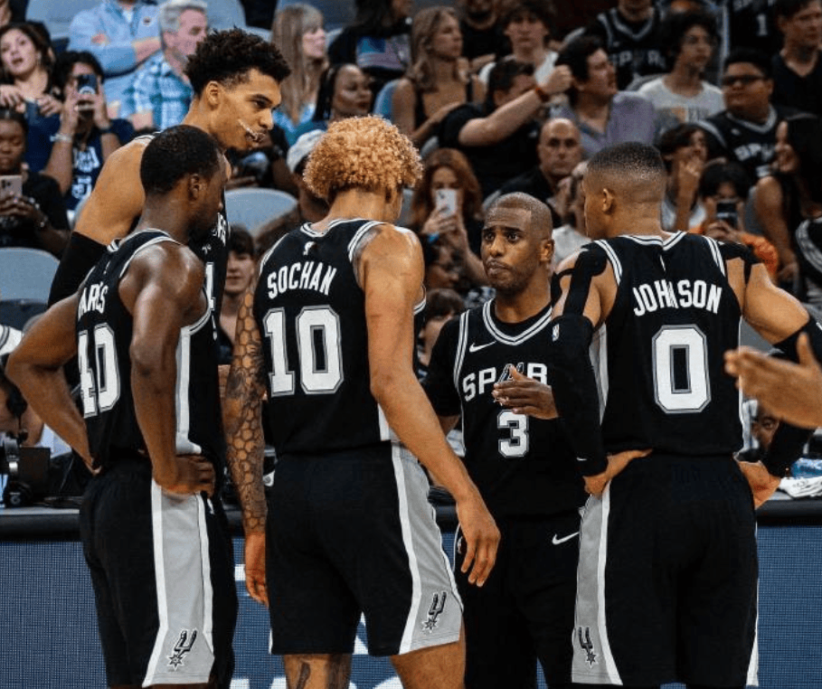 西班牙足协宣传反家暴：面对家庭暴力，直接出示红牌（西班牙足协发起反家暴倡议：对家庭暴力亮出红牌）