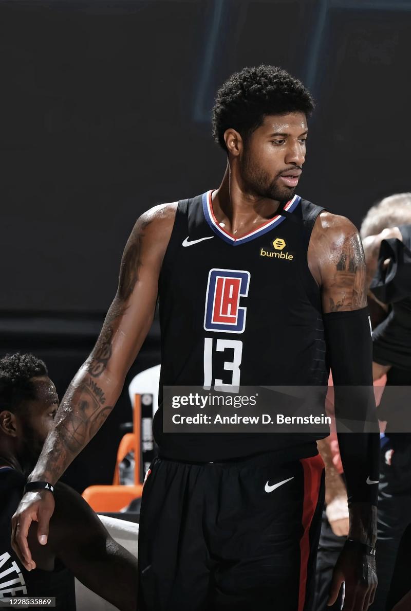 米利唐肌肉严重撕裂，皇马防线雪上加霜（米利唐重度肌肉撕裂，皇马后防再受打击）