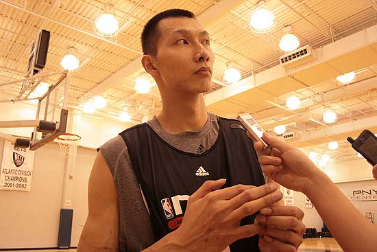 队友疯狂给他做掩护（队友拼命替他打掩护）