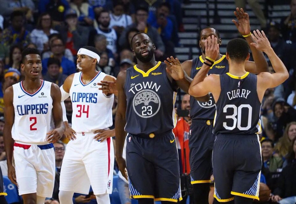 文班本赛季出战12场马刺8胜4负，缺席12场马刺9胜3负（文班在与不在：出战12场8胜4负，缺席12场马刺9胜3负）